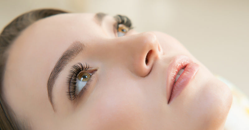 Cils naturels hybrides : Un guide destiné aux nouveaux techniciens de cils