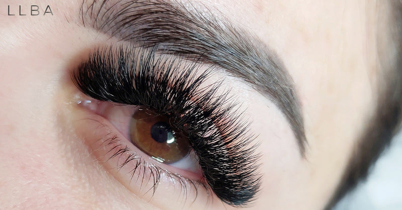 Le guide complet pour les extensions de cils méga volume