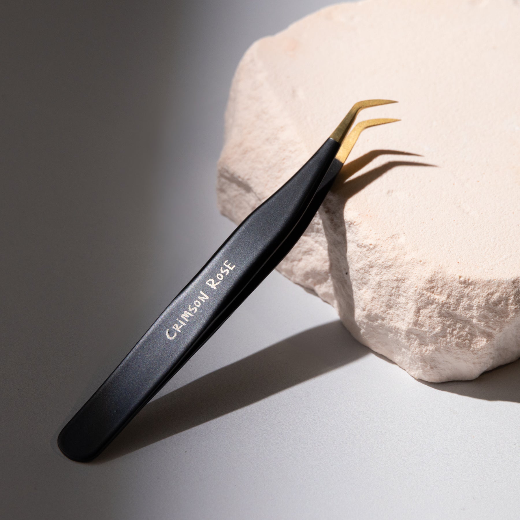 Pince à cils pré-fan à embout court, angle 45° – Crimson Rose