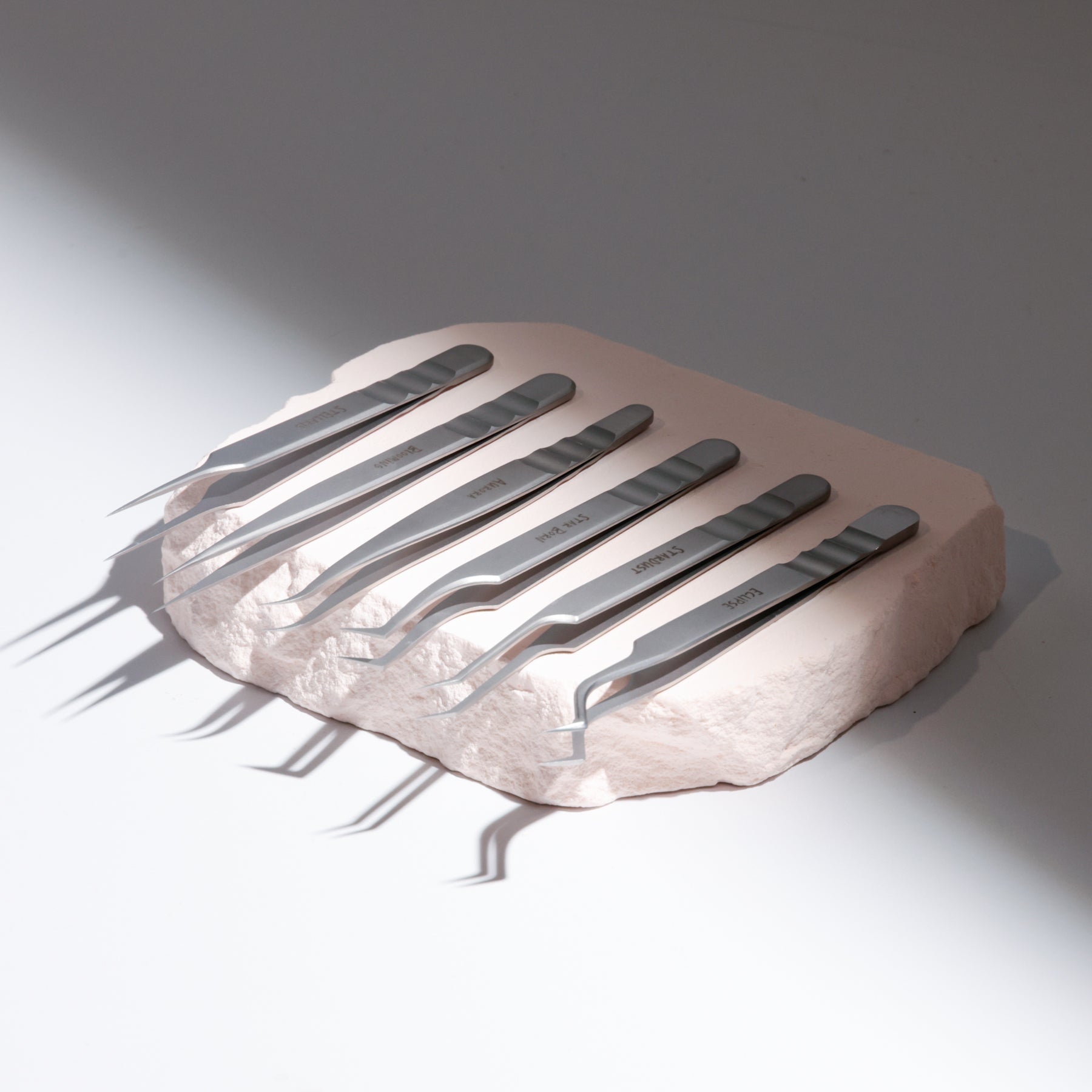 StarBorn L-Shaped Tweezer – Textured Volume Lash Tool | Curacoro