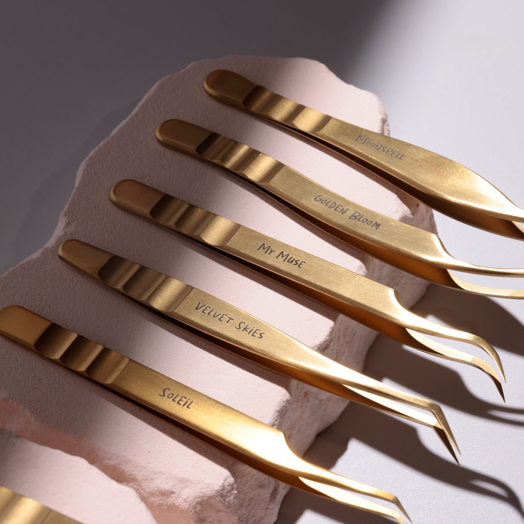 Drama Kiss 90° L-Shaped Tweezer – All-in-One Lash Tool | Curacoro