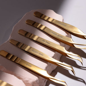 Drama Kiss 90° L-Shaped Tweezer – All-in-One Lash Tool | Curacoro