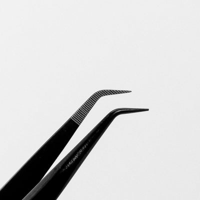 Curacoro Lash Extension Tweezer Onyx style tip close up.